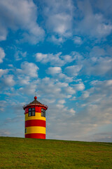 Der Pilsumer Leuchtturm vor Kumuluswolken