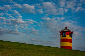 Der Pilsumer Leuchtturm vor Schäfchenwolken