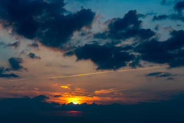 Abendrot und dramatischer Wolkenhimmel