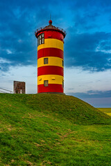 Der berühmte gelb-rote Leuchtturm in Ostfriesland