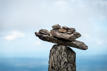 monolito, monlith, roca , naturaleza, paisaje, cielo , equilibrio, paz, cielo, azul, balance,...