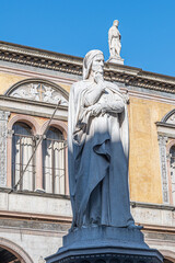 Obraz premium Statua di Dante Alighieri Verona Italy