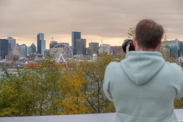 Un homme qui prend en photo la ville de Montreal au canada