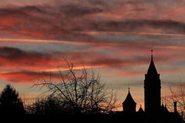 Obraz premium Silhouette of a church and castle in the south of Germany in beautiful sunset
