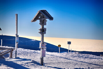 Znak informacyjny na szlaku górskim w zimie. © FotoDax