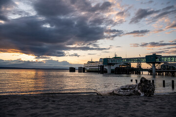 Obraz premium Washington State Ferry Dock at Sunset - Scenic Coastal Photography