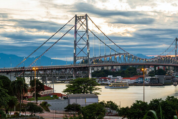 dia cinza em Florianópolis  Santa Catarina Brasil  ponte Hercílio Luz 