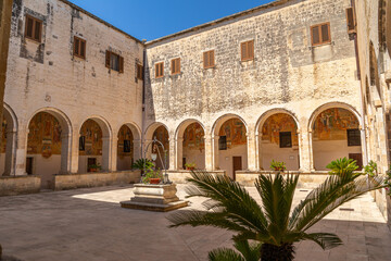 Obraz premium Cloître de la Basilica di Santa Caterina d'Alessandria, à Galatina, dans les Pouilles, Italie