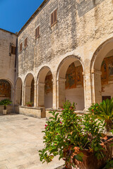 Fototapeta premium Cloître de la Basilica di Santa Caterina d'Alessandria, à Galatina, dans les Pouilles, Italie