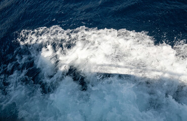 Écume produite par le passage du bateau sur la mer