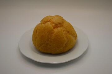 皿に乗った日本のシュークリーム