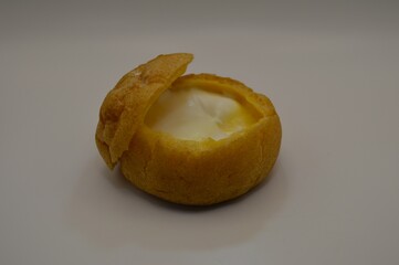 カスタードとホイップの入ったシュークリーム