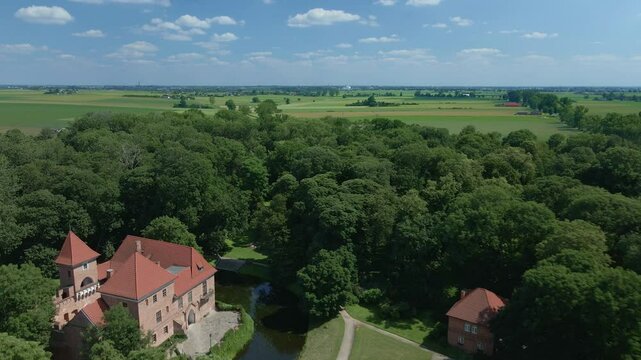 Opor&oacute;w, gotycki zamek otoczony fosą, wojew&oacute;dztwo Ł&oacute;dzkie, powiat kutnowski