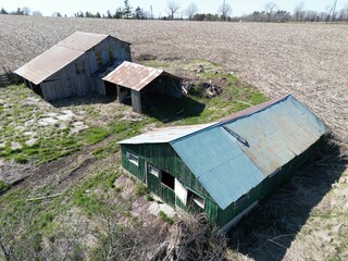 Aerial view of a derelict farmhouse - Vue aérienne d'un vieux corps de ferme à l'abandon