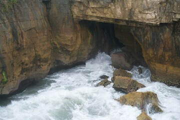 Rough Sea Waves Hitting the Rugged Coast of New Zealand &ndash; Dramatic Ocean Scene