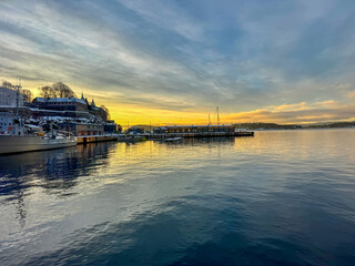Obraz premium Sunset over the Oslo harbor