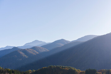 日が差している山と空の風景
