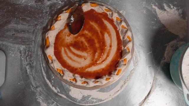 Preparo de Pizza, colocando molho de tomate