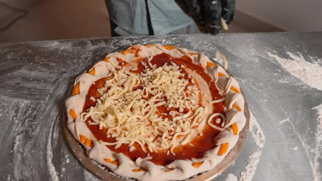 Preparo de Pizza, colocando Mussarela na Pizza, v&iacute;deo vertical

