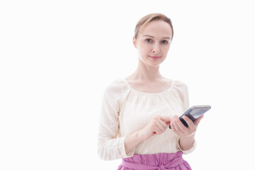 Naklejka premium スマホアプリを使う笑顔の若い女性
