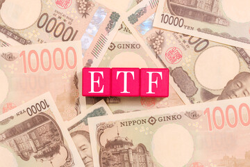 一万円札とブロックの上に書かれたETF　株式投資