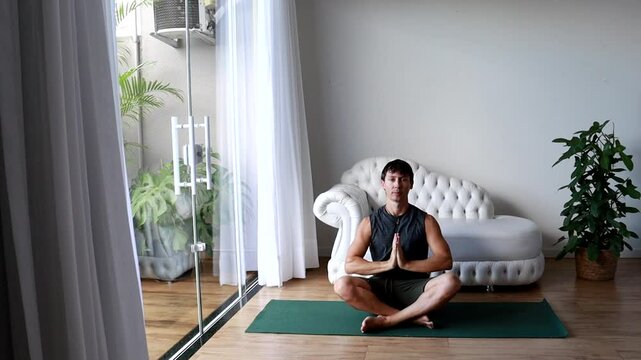 homem faz ioga em casa 