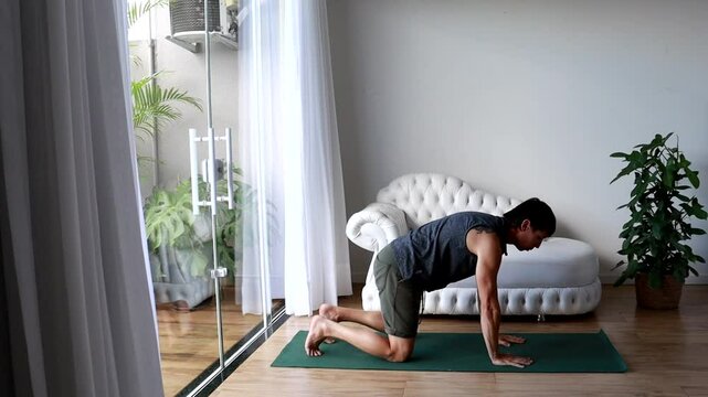 homem faz ioga em casa 