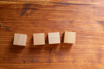 並んでいる複数の木製のブロック