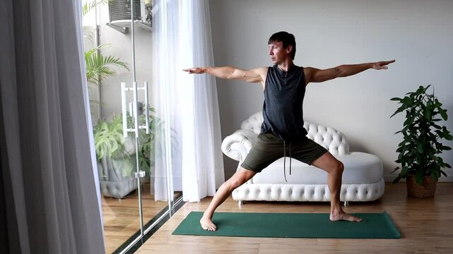 homem faz ioga em casa 