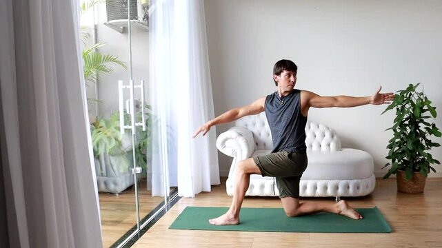 homem faz ioga em casa 