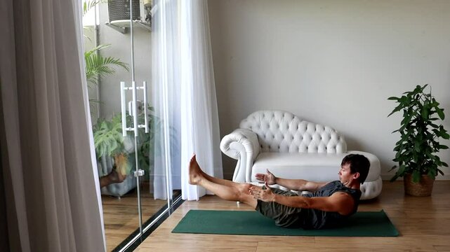 homem fazendo atividades fis&iacute;cas em casa