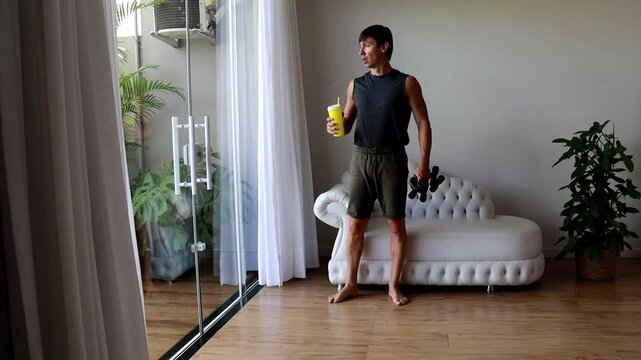 homem tomando &aacute;gua 