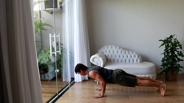 homem fazendo atividades fis&iacute;cas em casa