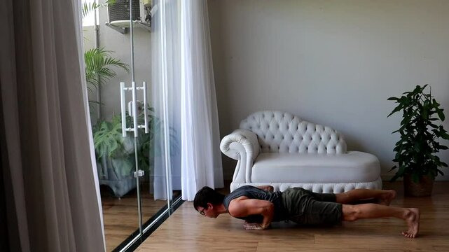 homem fazendo atividades fis&iacute;cas em casa