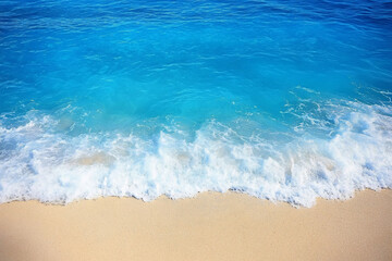 Obraz premium photo from the edge of the beach with beautiful blue water