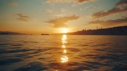 Obraz premium Strait, with the sunset casting a warm glow over the water and the skyline of Istanbul creating a breathtaking backdrop.
