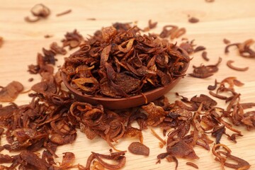 Obraz premium A pile of burnt fried onions, close-up.