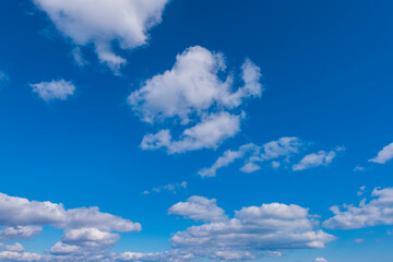 青空と白い雲が広がる晴天の風景