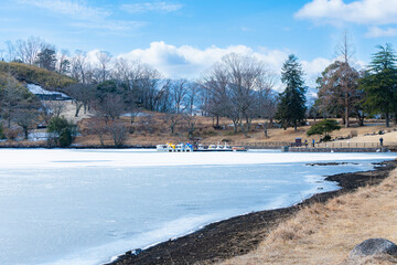 氷に覆われた冬の志高湖
