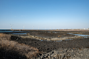 풍력발전기와 바다 그리고 현무암이 어우러진 길 제주 제주시 한경면 신창리 신창풍차해안도로