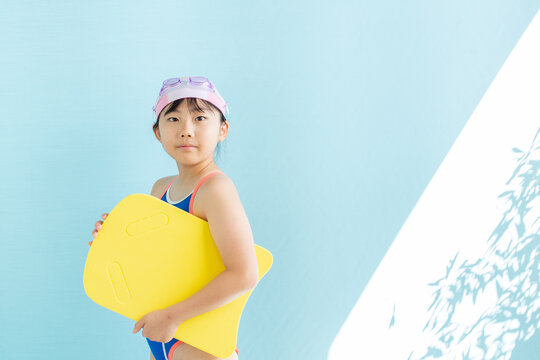 スイミングスクールに通う子ども