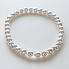 Obraz premium A pearl necklace gracefully displayed on a clean white background