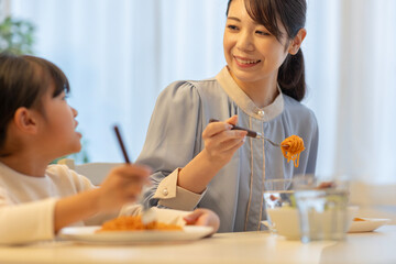 食事をする親子