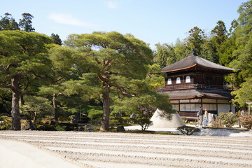 京都の東山区に鎮座する銀閣寺