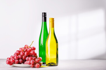 Obraz premium A delectable arrangement of various wine and grapes