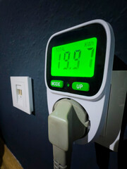 Energiekosten Messgerät in einer Steckdose, Messung des Stromverbrauchs in Watt