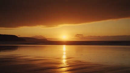 Obraz premium Golden Sunset Over Coastal Beach Landscape