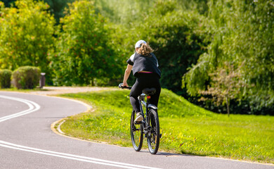 Obraz premium Cyclist ride on the bike path in the city Park 