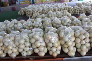 A fresh market is a place where consumers can purchase fresh, locally sourced, and seasonal food products. These markets typically offer a variety of fresh produce, including fruits, vegetables, meat,