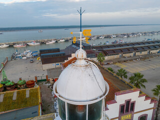 Faro de Bonanza en las cercanías del puerto a la entrada del río Guadalquivir, Cadiz, Andalucia